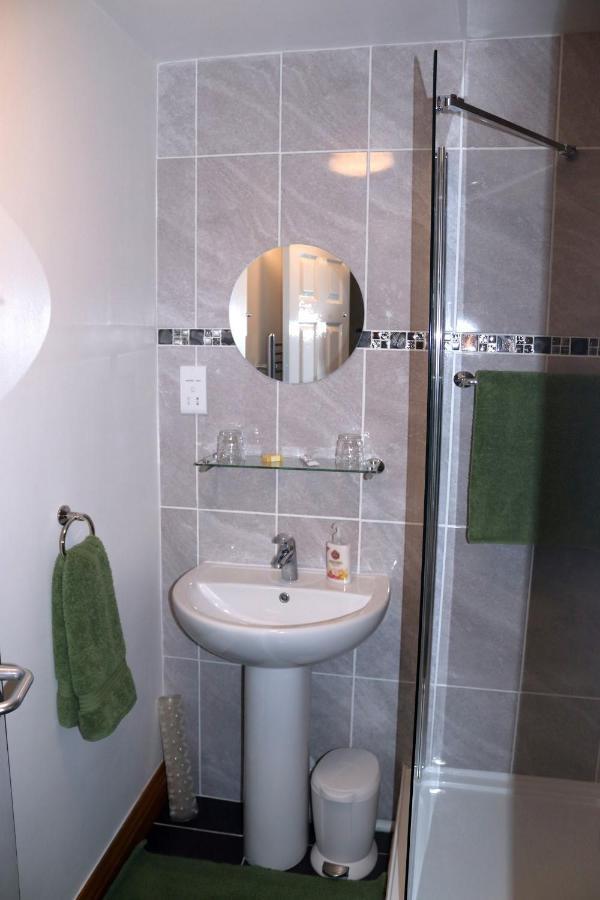 Highworth House Bed and Breakfast Swindon Exteriör bild